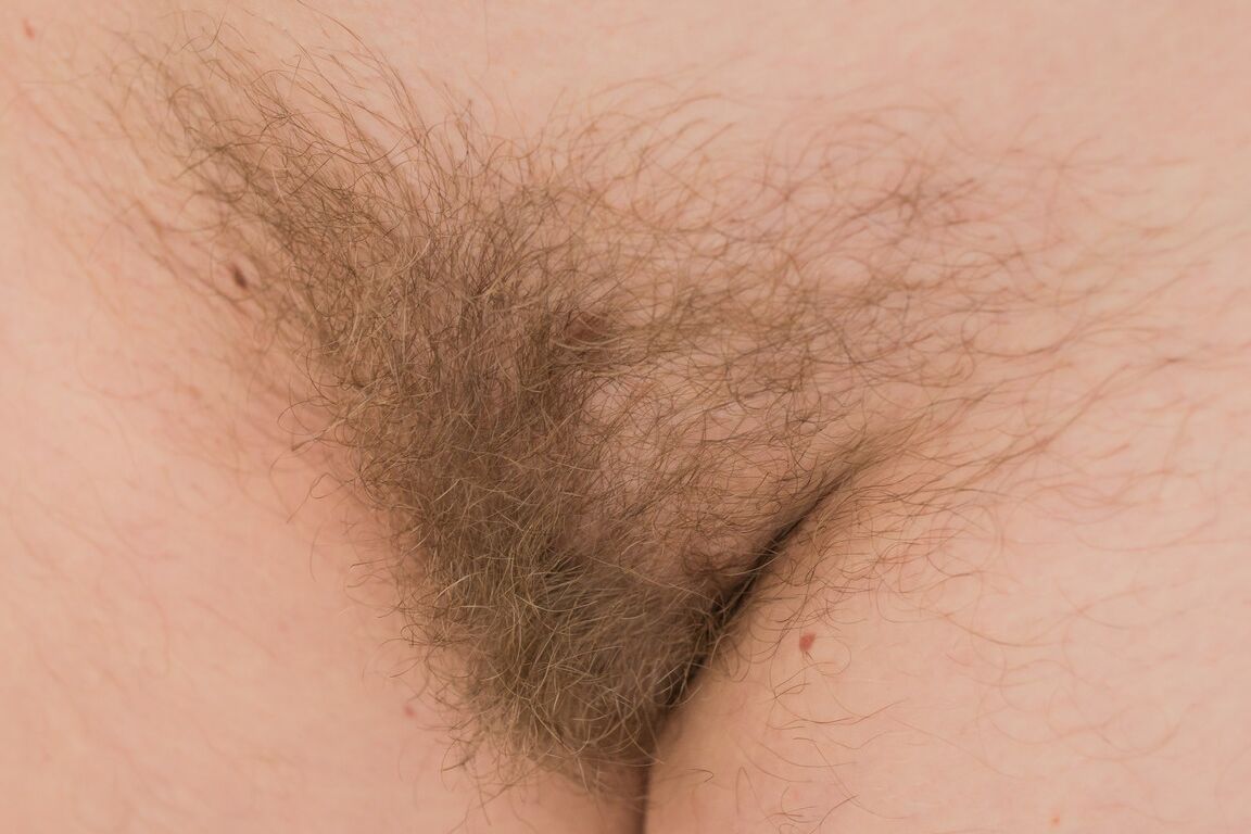 21P A ciclista amadora Jiz Lee tira a roupa na natureza e mostra seu corpo peludo