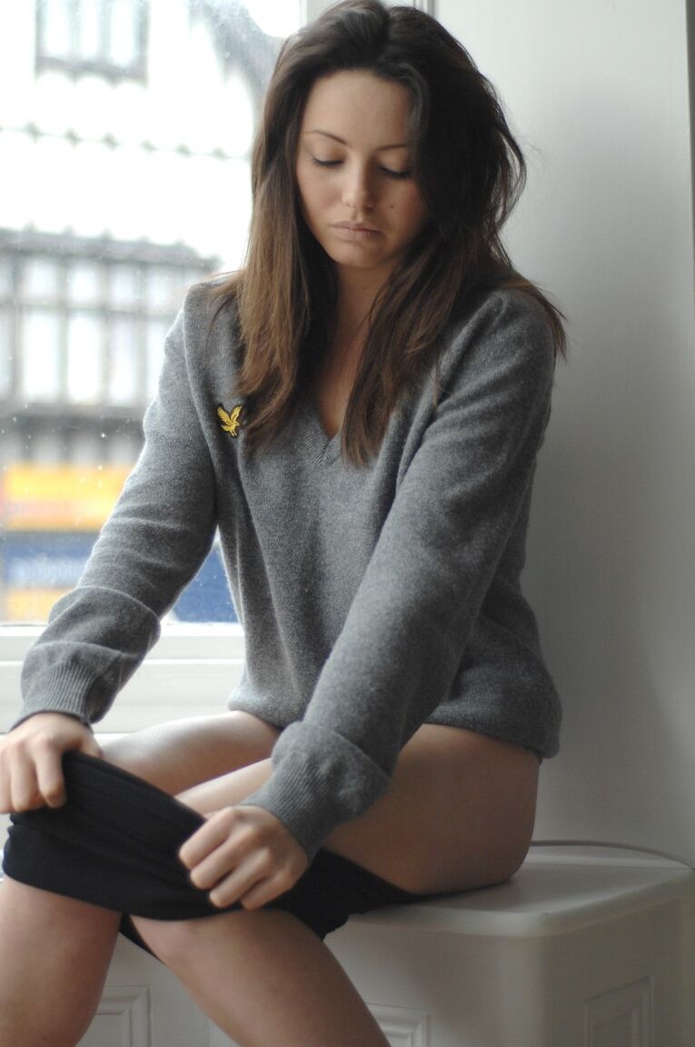 21P 毛むくじゃらの陰部を持つブルネットの美女、ブリオニー W がソロで小さなおっぱいを見せます