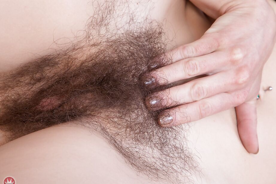 16P Modelo hirsuta de piernas largas Sunshine deslizando la mano hacia abajo en el coño vestido con pantimedias
