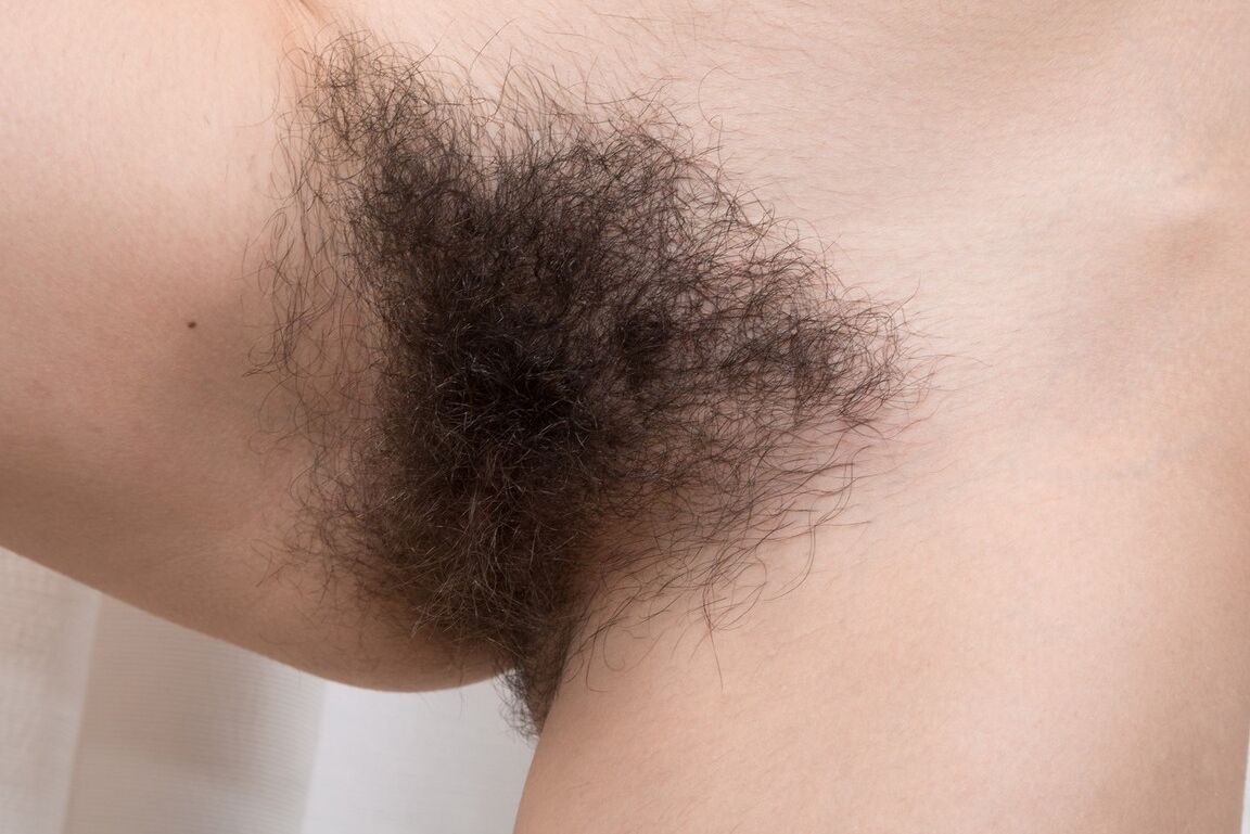 16P Ole Nina, de cabelos escuros, tira a meia-calça branca para revelar seu regalo muito peludo