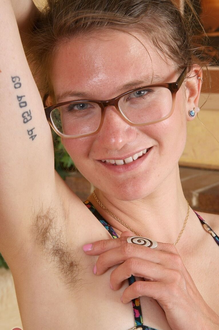 21P Skyler amadora nerd mostra suas axilas peludas e estica sua vagina espessa