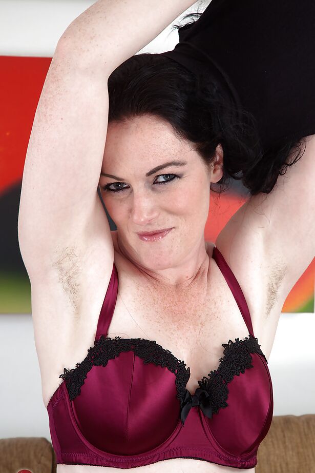 16P La MILF de pelo oscuro Andrea Foster liberando su coño peludo de la minifalda y las bragas