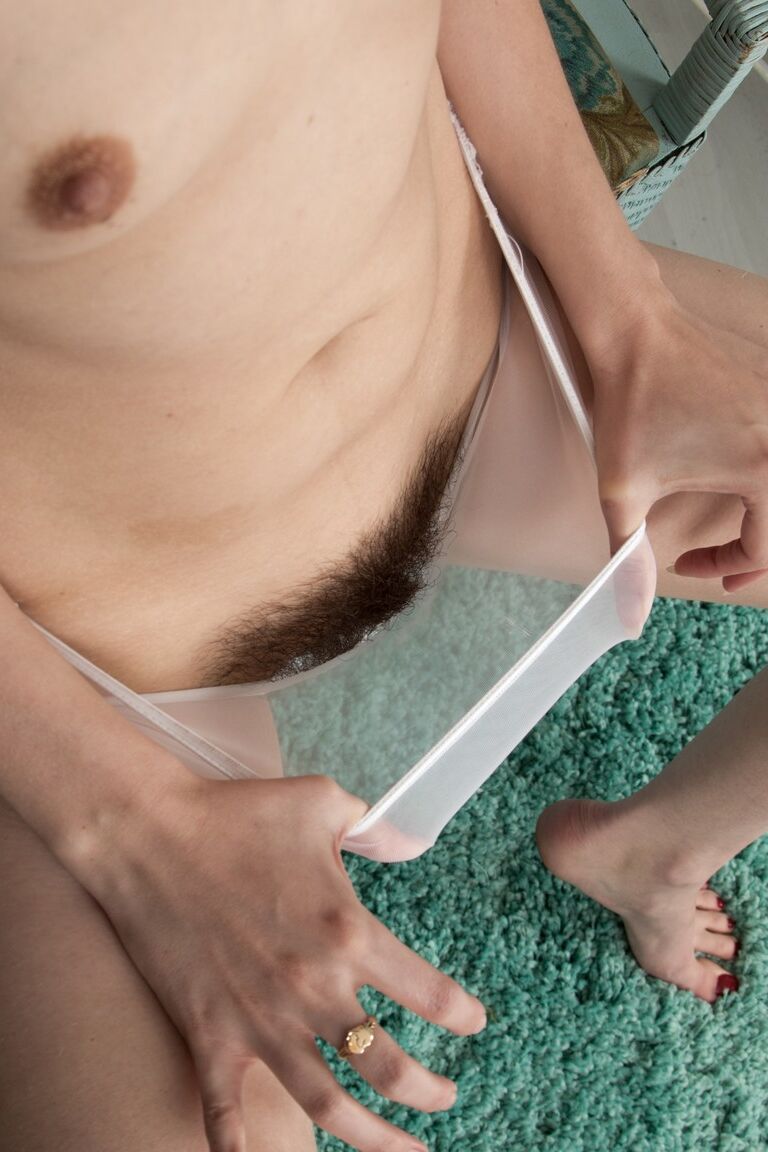 Das 17-jährige britische Mädchen Tiffany Naylor zeigt ihre haarige Vagina durch ein transparentes Höschen