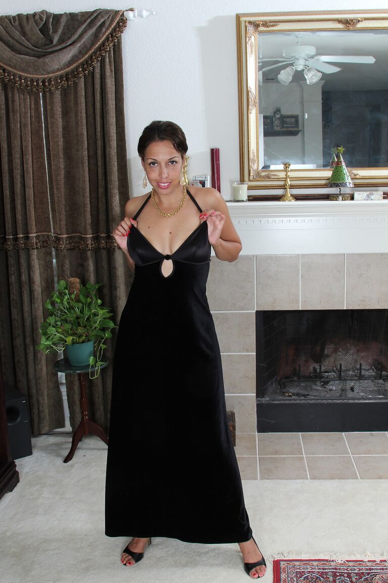 21P La sexy MILF amateur Josephine Noelle se quita el vestido negro y posa desnuda