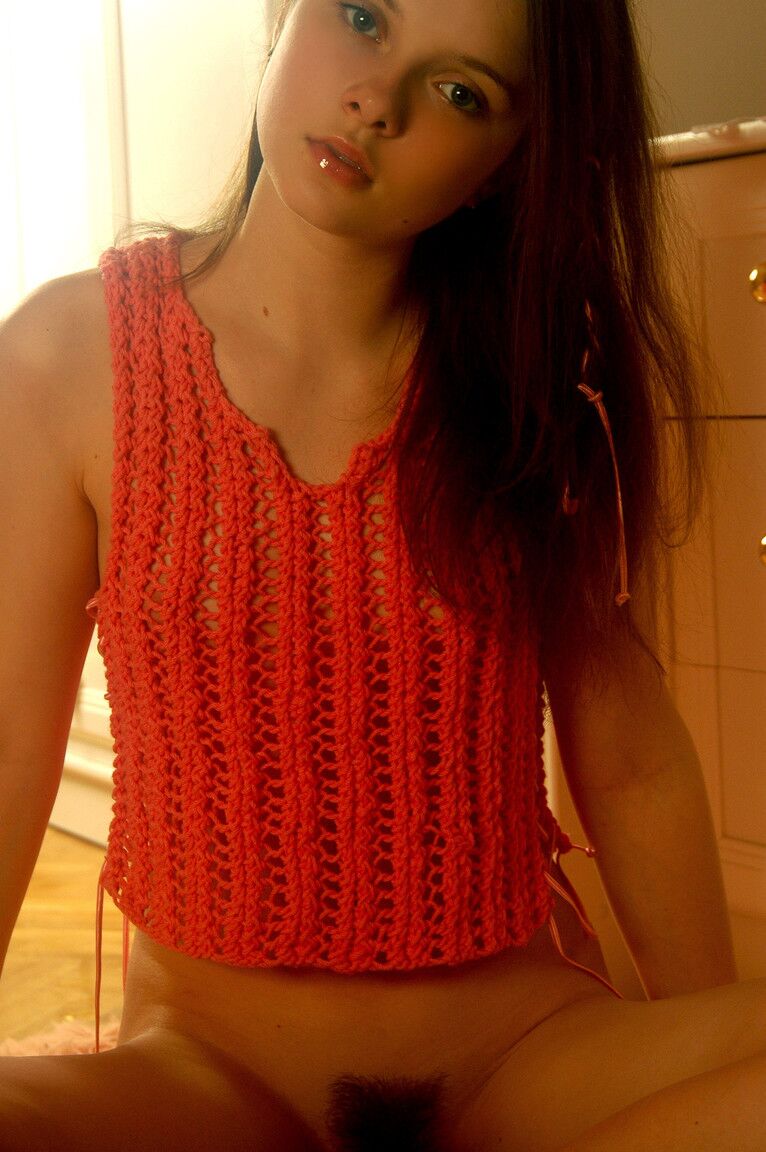 21P La tímida adolescente Anna S muestra su largo vello púbico y sus pequeñas tetas