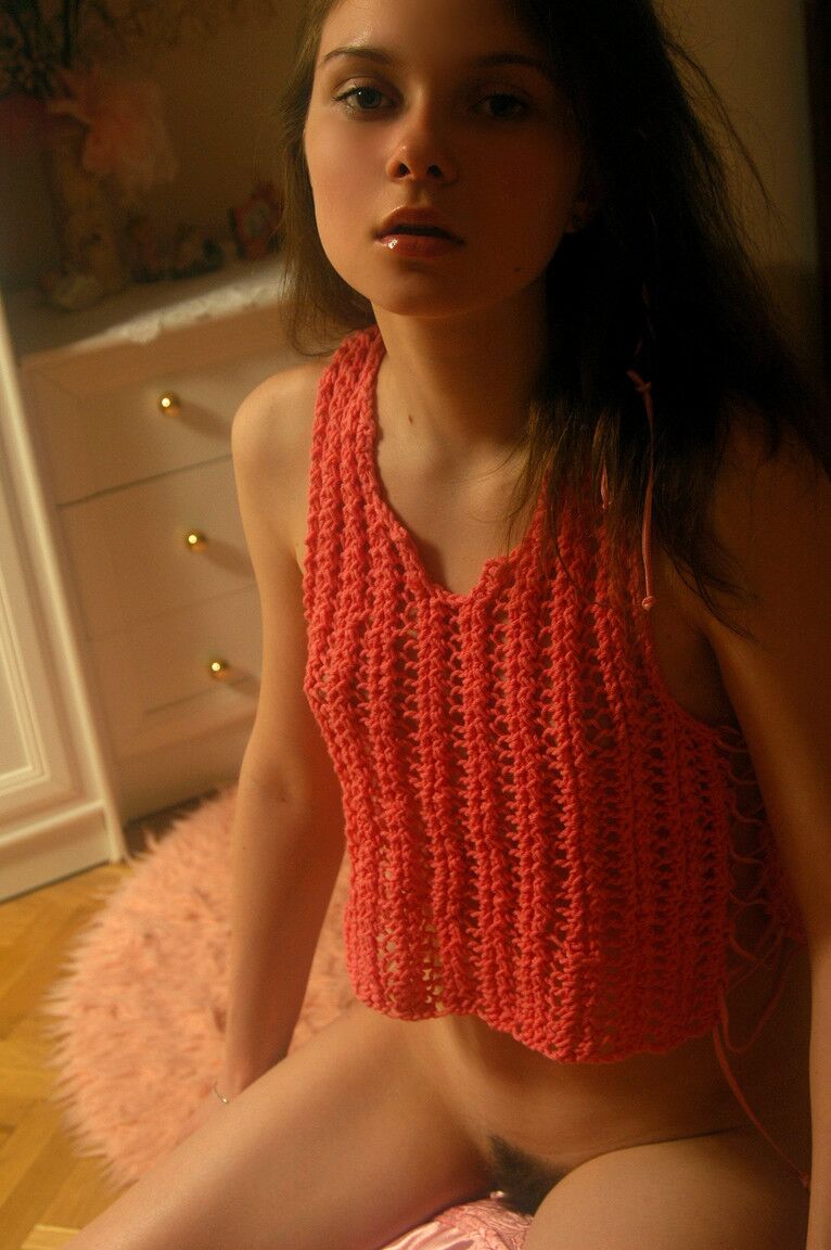 21P La tímida adolescente Anna S muestra su largo vello púbico y sus pequeñas tetas