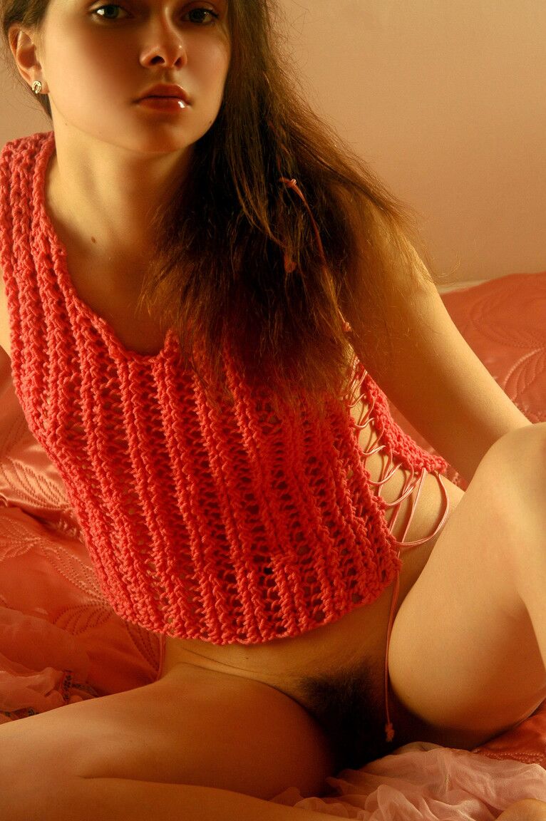 21P La tímida adolescente Anna S muestra su largo vello púbico y sus pequeñas tetas