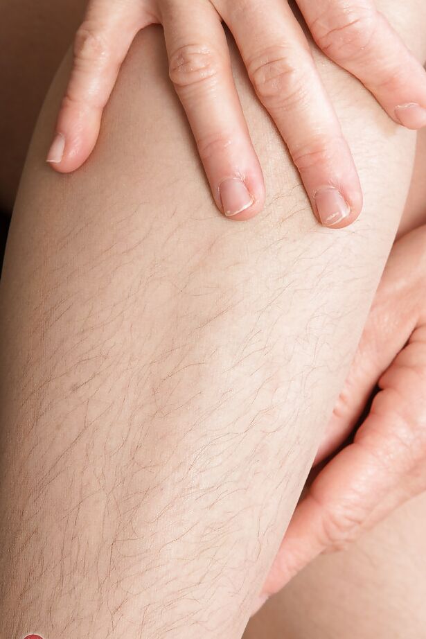 16P Mature lady Artimesia exposes hairy pits and vagina while spreading in hose