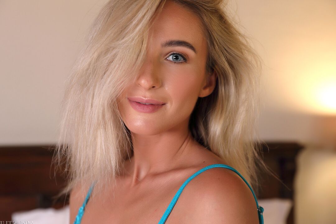 12P Modelo rubia glamorosa hace poses seguras durante una sesión totalmente desnuda