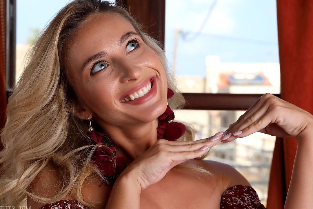12P Modelo rubia glamorosa hace poses seguras durante una sesión totalmente desnuda