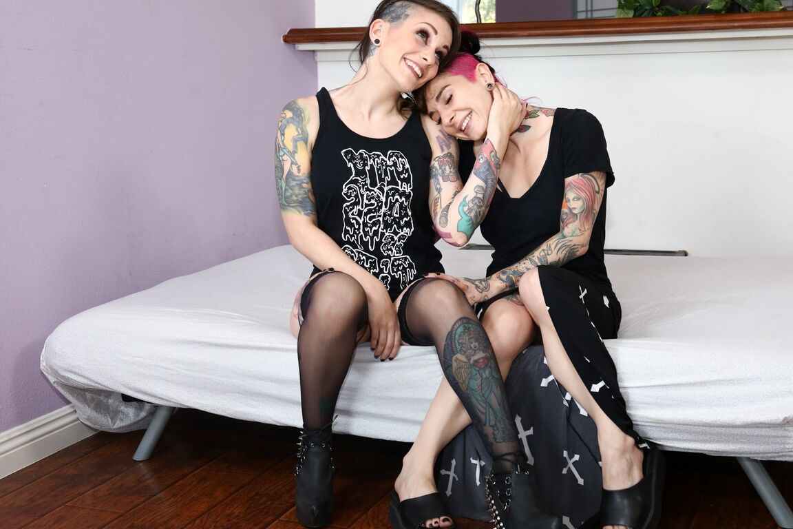 15P A garota tatuada Rizzo Ford participa de sexo hardcore com o homem da namorada