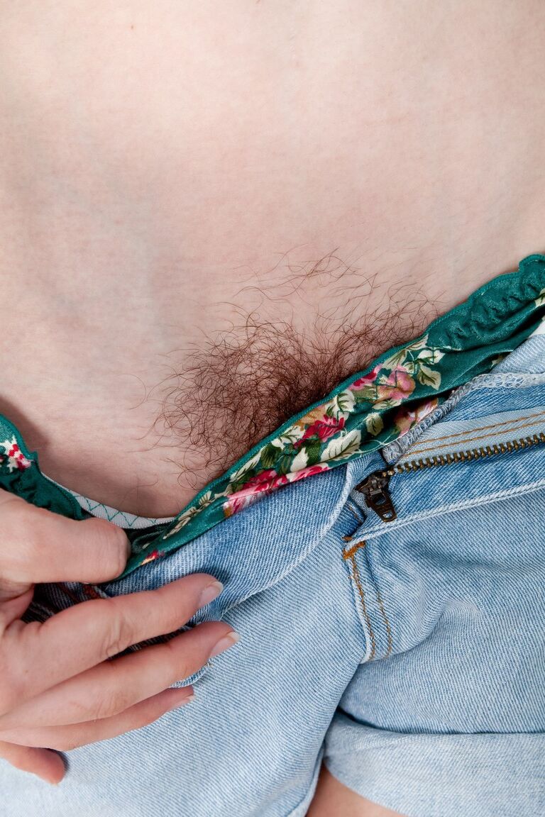 21P ワイルドクリッシーはショートパンツとパンティーを脱いだ後、毛むくじゃらの陰部で遊ぶ