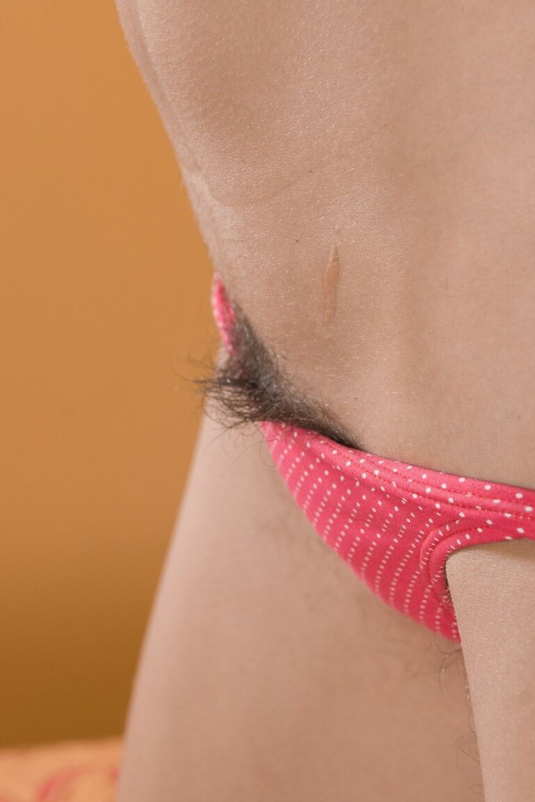 16P Petite Vilma allongée écartant sa bite coochie poilue affamée