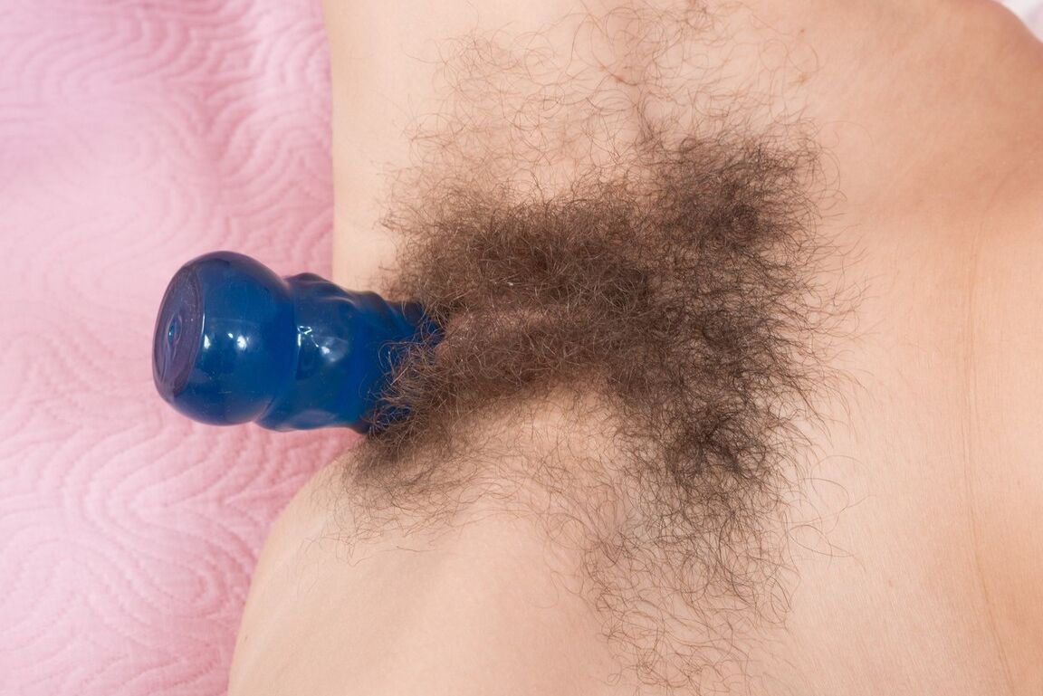 16P Amadora de cabelos escuros insere um brinquedo sexual em sua vagina realmente peluda