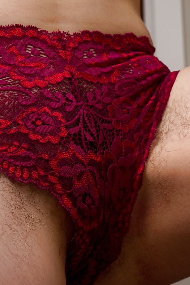 16P Gata fodível Louise expondo suas pernas peludas e sua vulva peluda