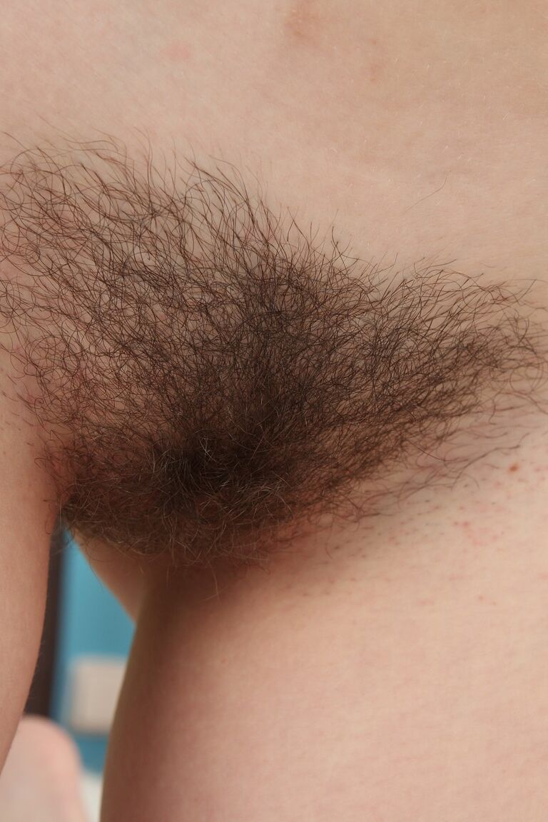 18P Morena amadora tira lingerie de cetim para mostrar seu arbusto peludo em mulas