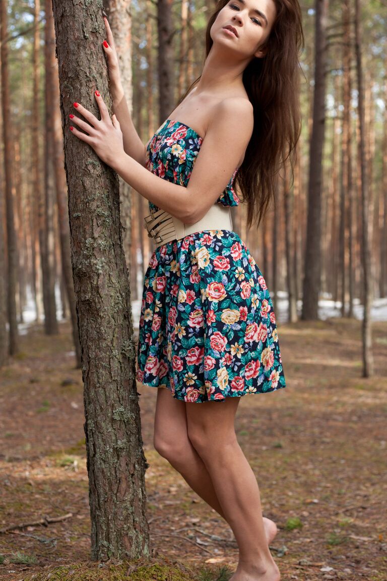 21P La belleza amateur Lachia A hace alarde de sus pequeñas tetas y su coño en el bosque