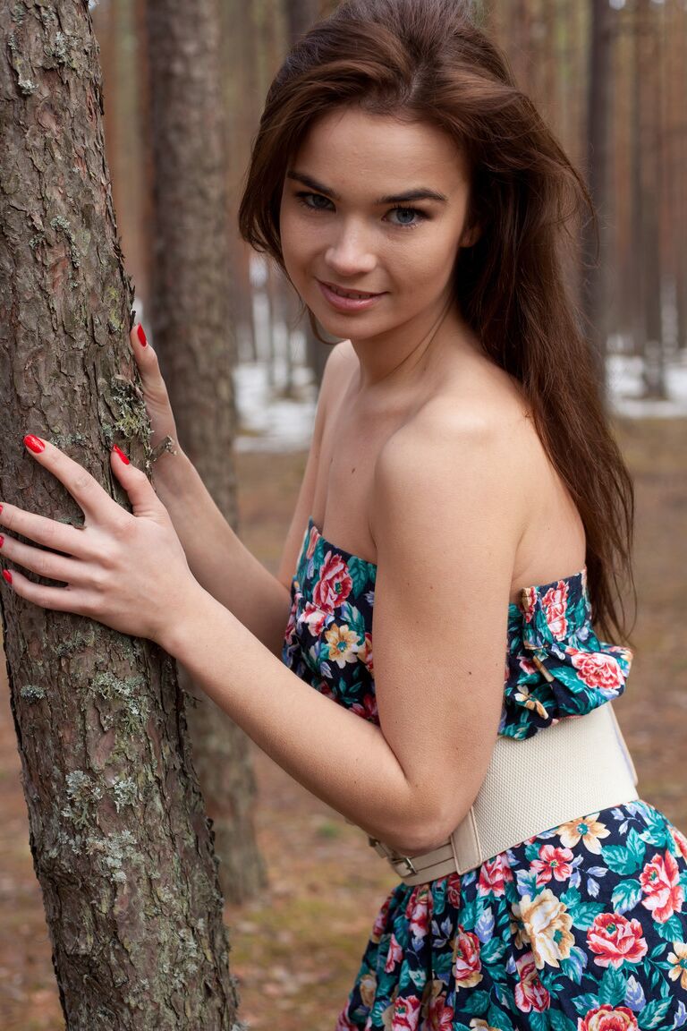 21P La belleza amateur Lachia A hace alarde de sus pequeñas tetas y su coño en el bosque