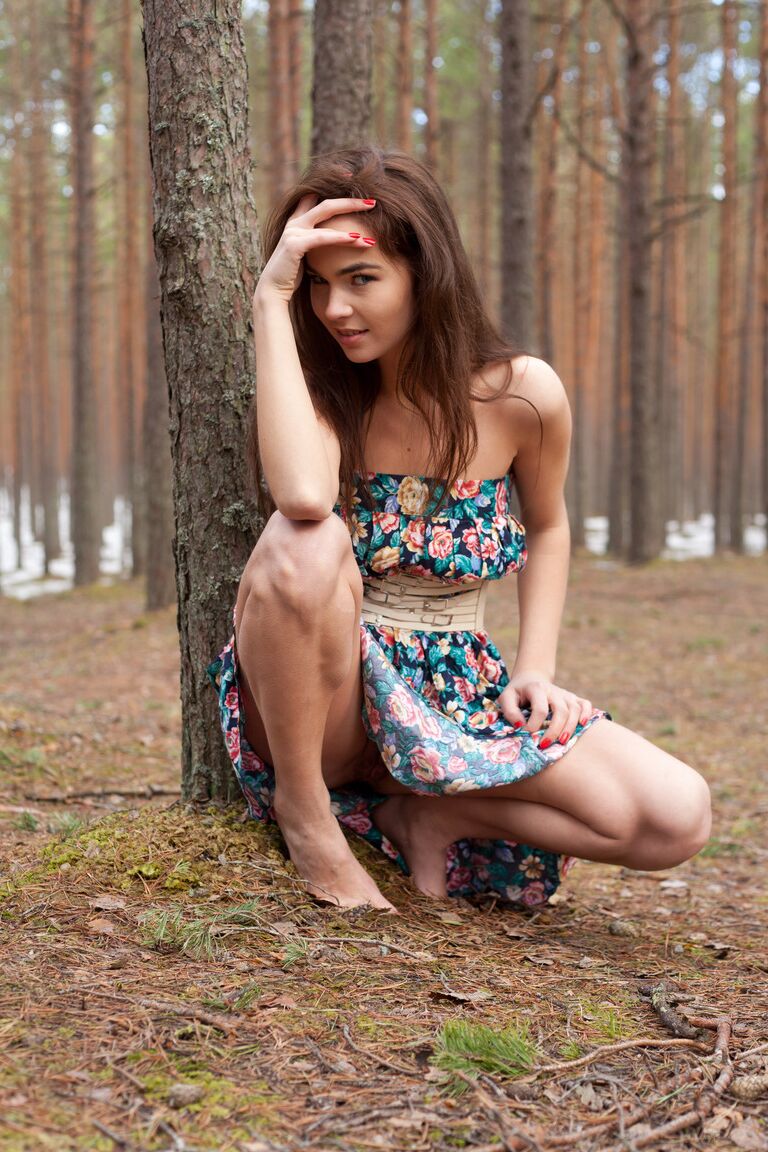 21P La belleza amateur Lachia A hace alarde de sus pequeñas tetas y su coño en el bosque