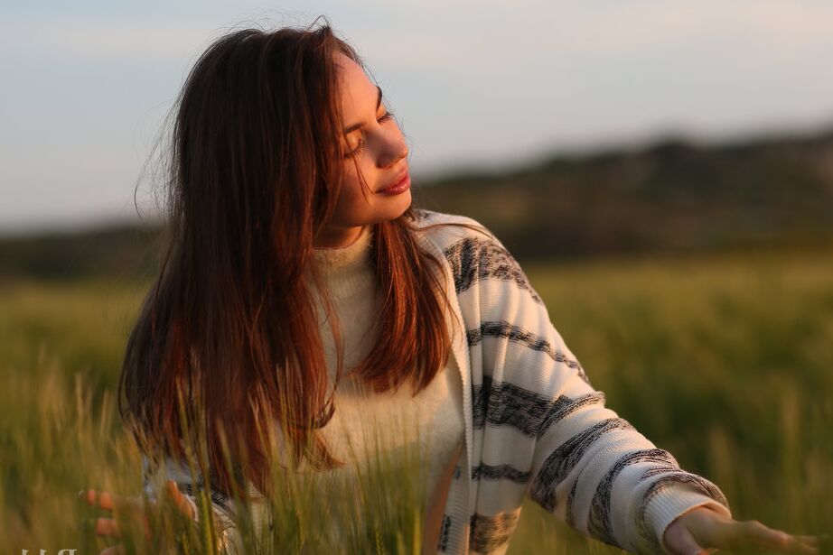 16P A linda garota Sofy Bee mostra seus peitos pequenos e buceta em um campo
