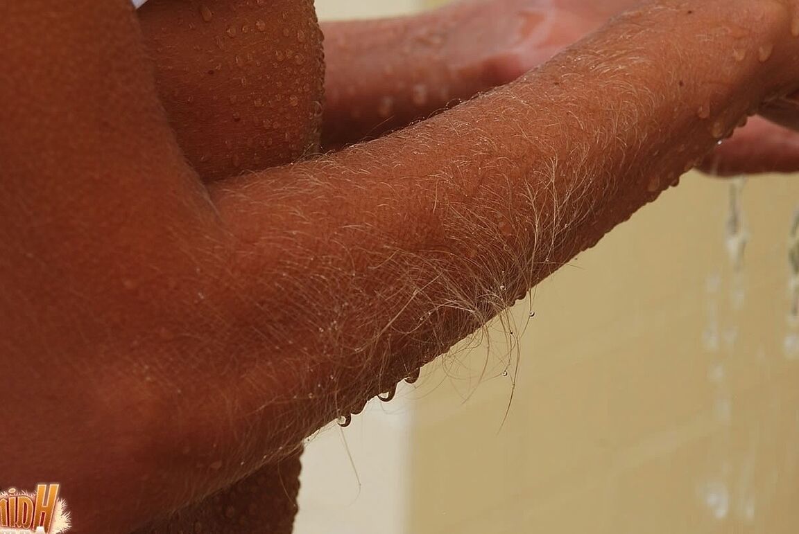 21P Die verführerische MILF Lori Anderson zeigt ihre haarigen Arme in weißen Dessous