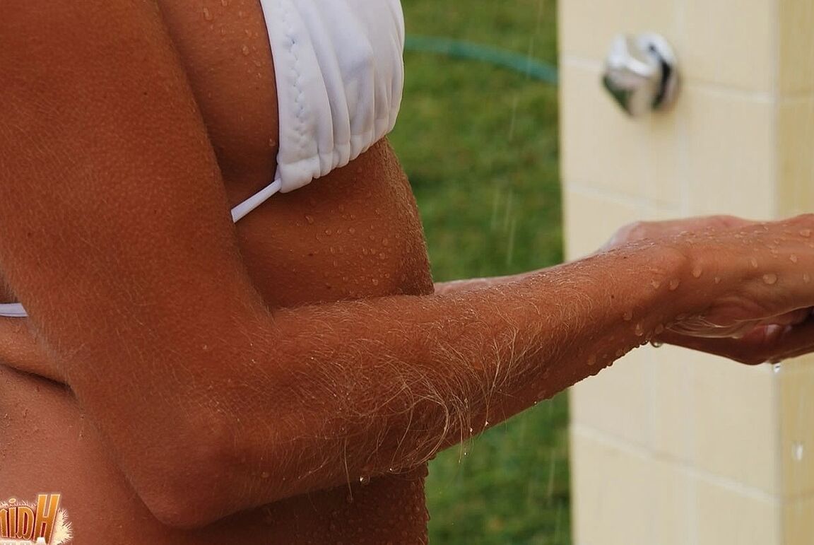 21P Die verführerische MILF Lori Anderson zeigt ihre haarigen Arme in weißen Dessous