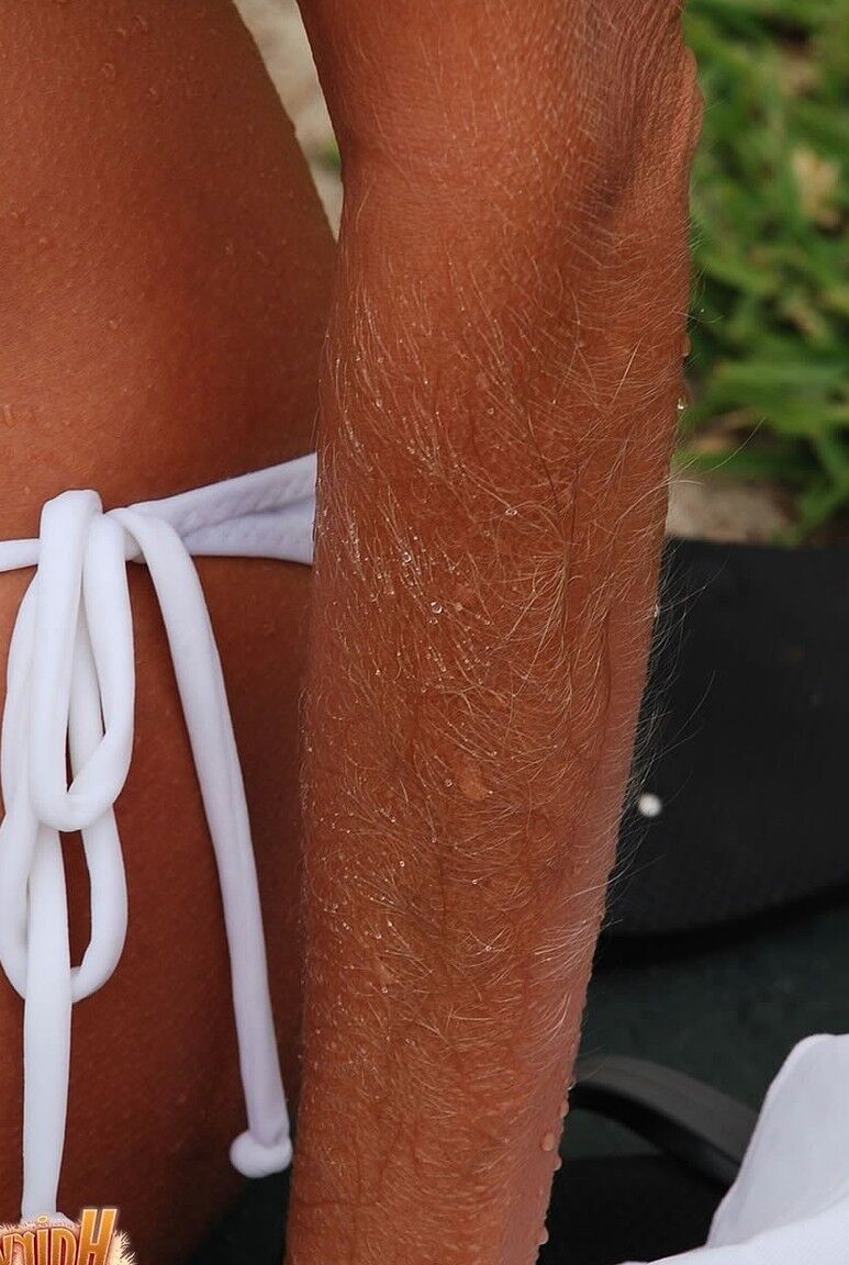 21P Die verführerische MILF Lori Anderson zeigt ihre haarigen Arme in weißen Dessous