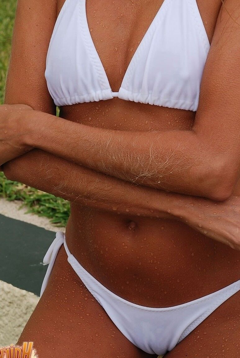 21P Die verführerische MILF Lori Anderson zeigt ihre haarigen Arme in weißen Dessous