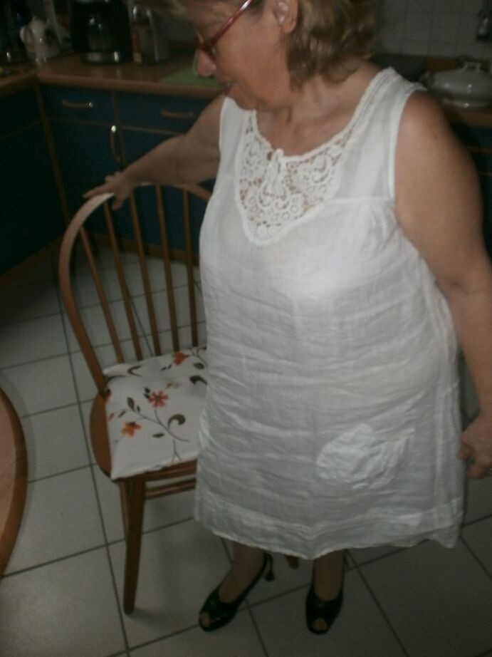 20P Une dame plus âgée avec de belles jambes révèle ses aisselles couvertes de cheveux en sueur