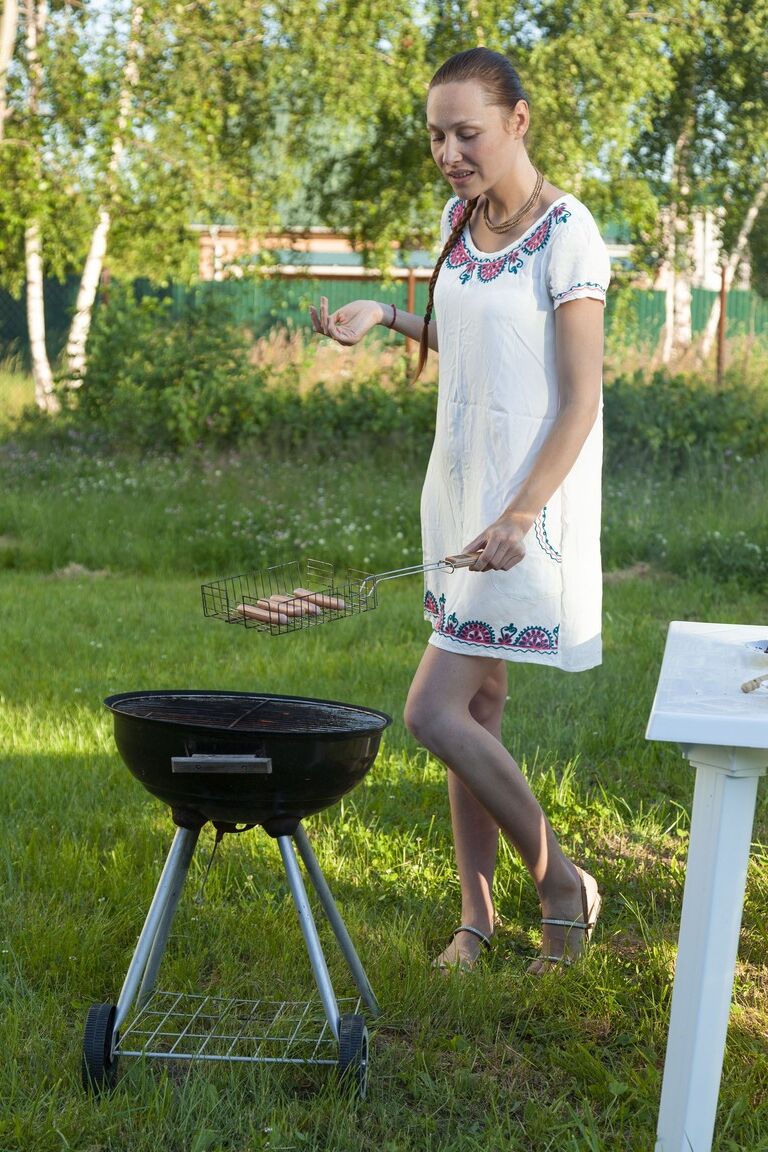 21P Amateur-Schätzchen Nata entblößt ihre haarige Muschi und posiert im Hinterhof