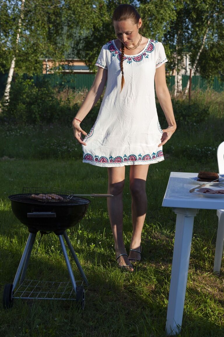 21P Amateur-Schätzchen Nata entblößt ihre haarige Muschi und posiert im Hinterhof
