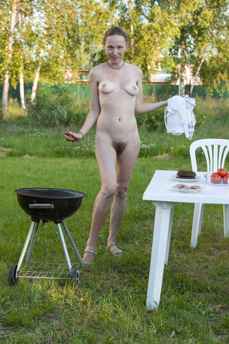 21P Amateur-Schätzchen Nata entblößt ihre haarige Muschi und posiert im Hinterhof