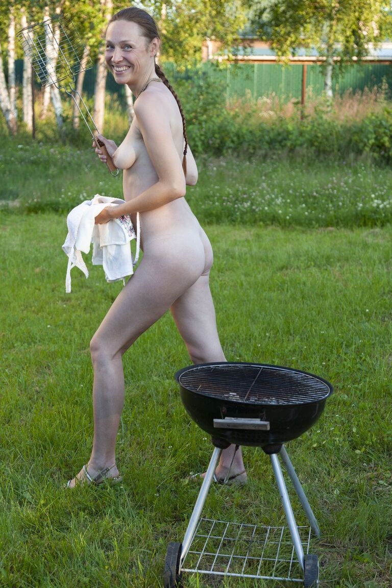 21P Amateur-Schätzchen Nata entblößt ihre haarige Muschi und posiert im Hinterhof
