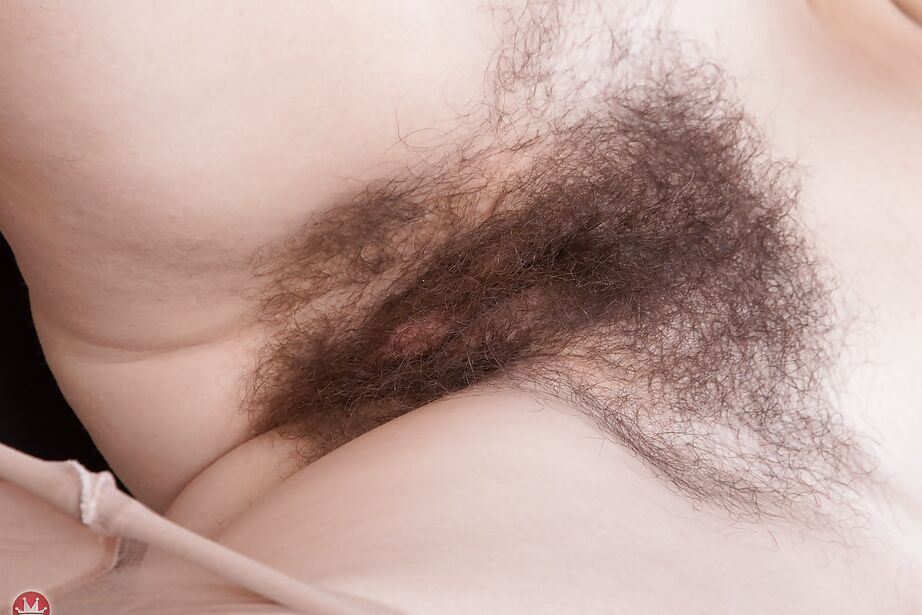 16P Modelo solista madura Sunshine bajando pantimedias para revelar su vagina peluda