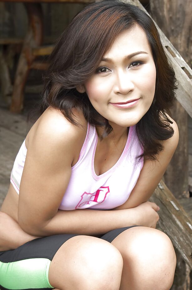 16P Scènes en extérieur du dernier tournage nu mettant en vedette Ladyboy Gelly