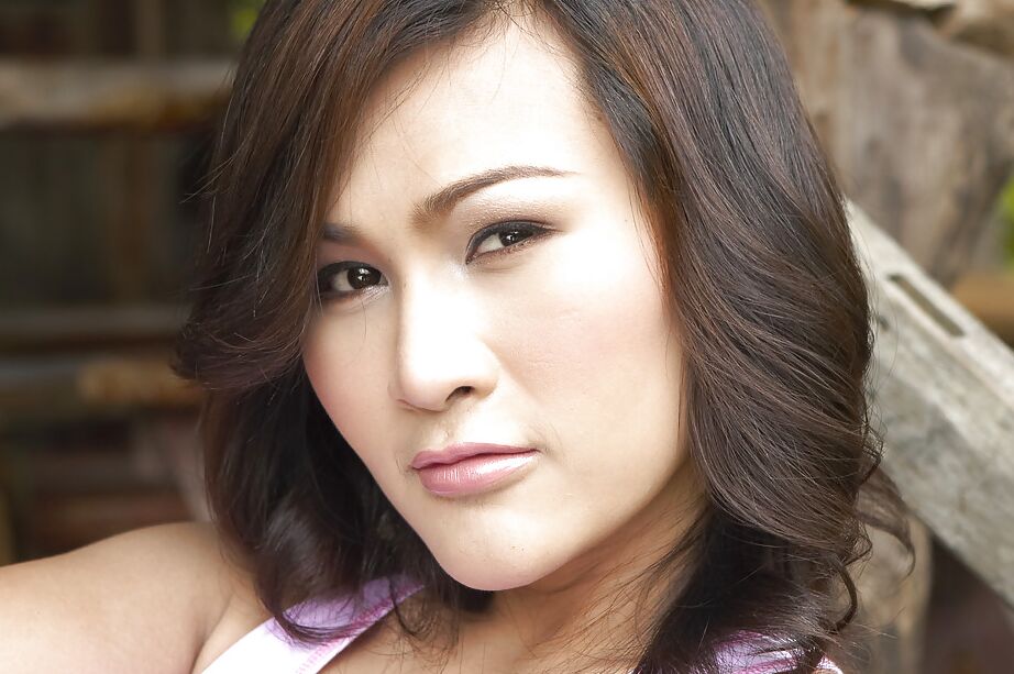 16P Scènes en extérieur du dernier tournage nu mettant en vedette Ladyboy Gelly