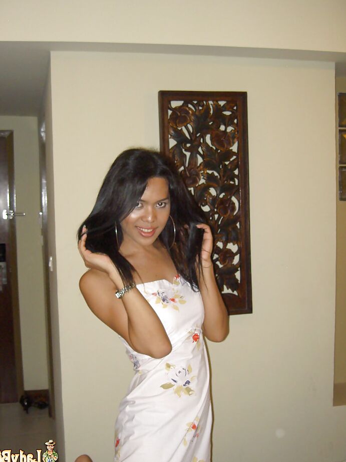 16P Belle ladyboy thaïlandaise brune se masturbe avec un shecock poilu après s'être déshabillée