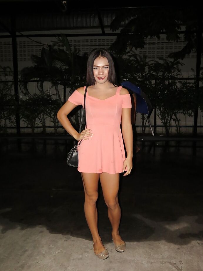 16P Linda adolescente asiática ladyboy Bella encontra um bom quarto para seus prazeres