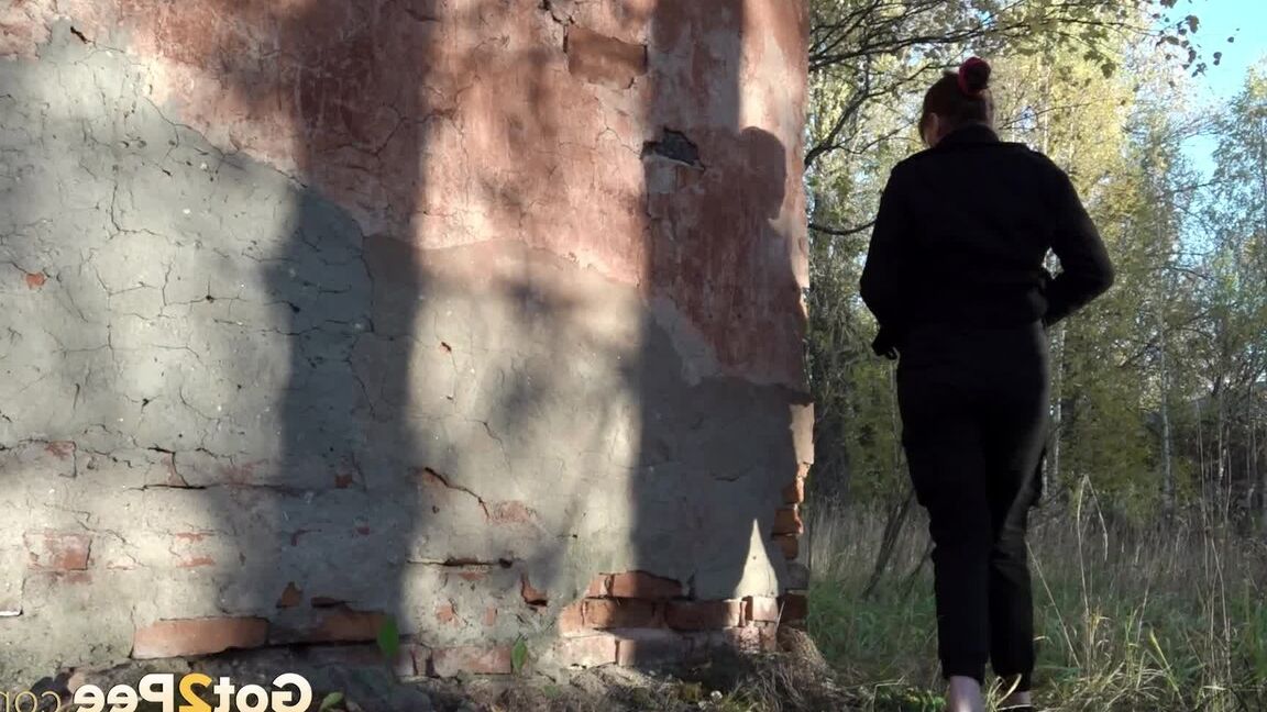 15P Белая девушка Алекса ныряет за строение в лесу, чтобы быстро поссать