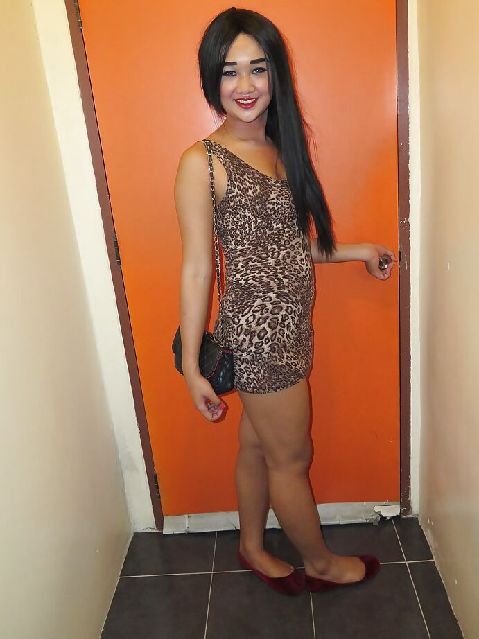 16P Ladyboy asiática de pelo oscuro Paty dando una mamada descuidada a una polla dura