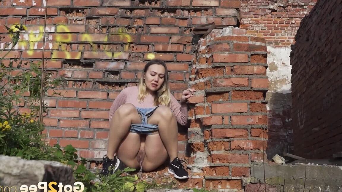 15P Белая девушка нырнула за старое здание, чтобы срочно отлить