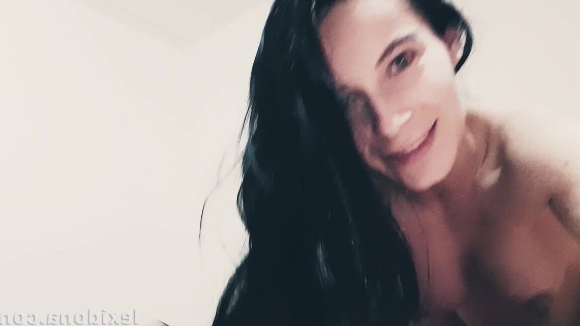 15P A gata grávida Lexi Dona brinca com sua buceta