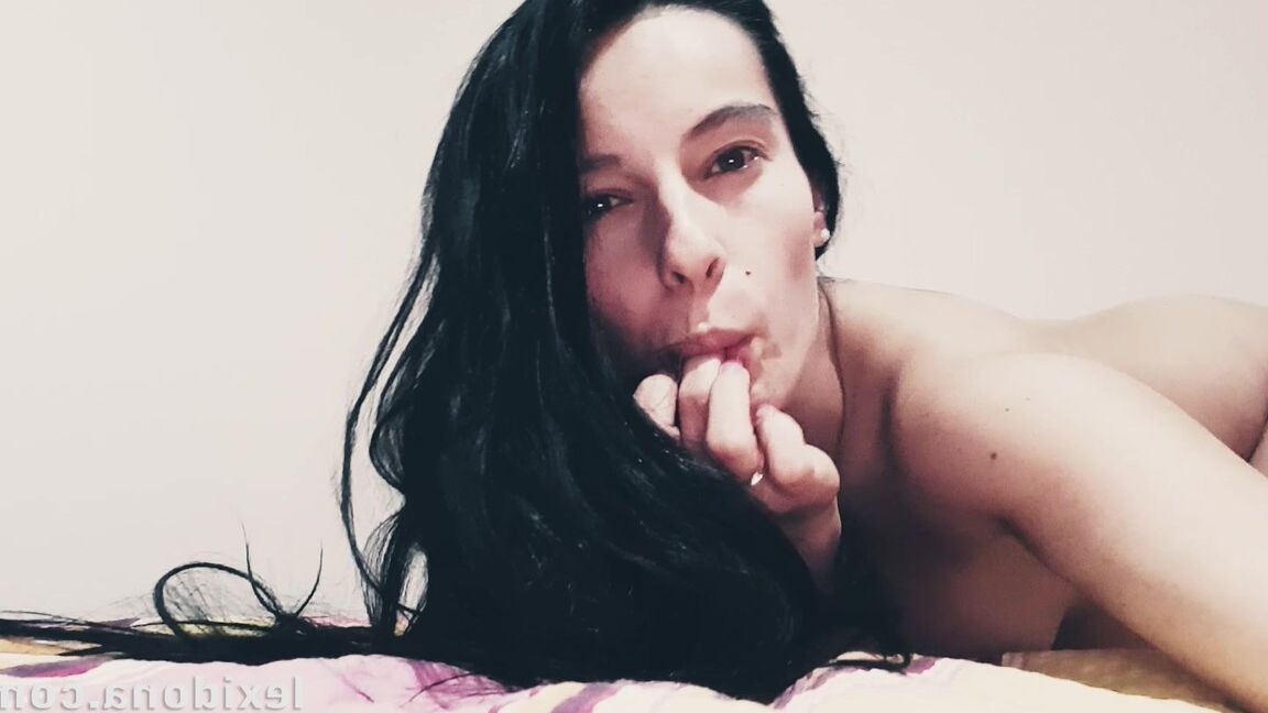 15P A gata grávida Lexi Dona brinca com sua buceta