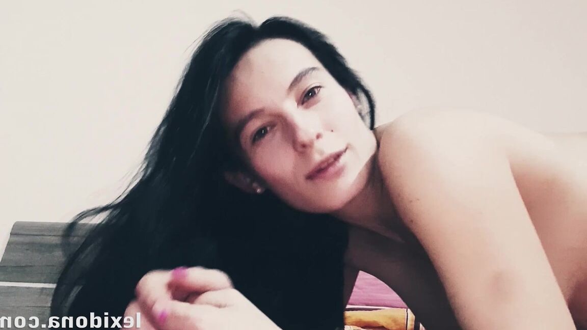 15P A gata grávida Lexi Dona brinca com sua buceta