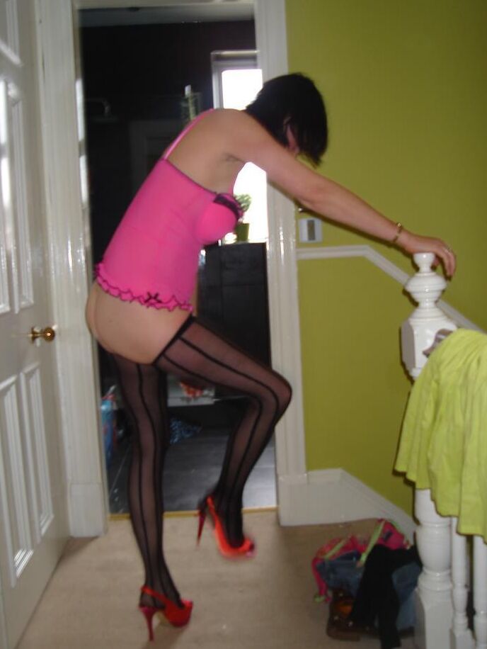 16P La salope écossaise Susan, femme mûre, gode sa chatte poilue sur un lit