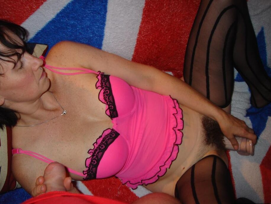 16P La salope écossaise Susan, femme mûre, gode sa chatte poilue sur un lit