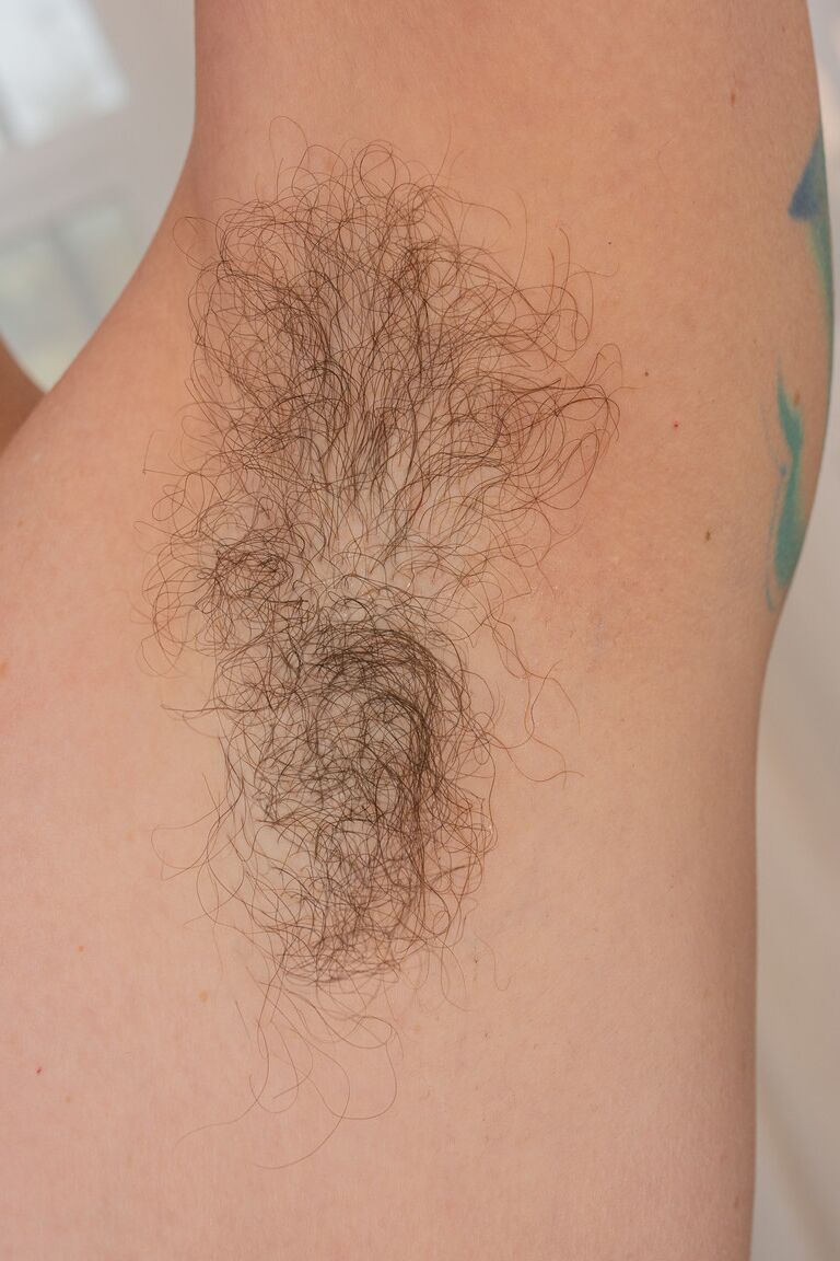 21P A gata amadora Maggie tira a roupa e revela seu corpo com tinta natural e virilha peluda