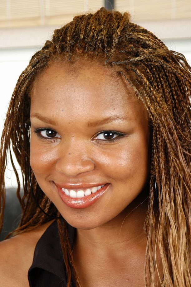 16P Ebony adolescente Rochelle tem sua bunda amadora mostrada enquanto se despe