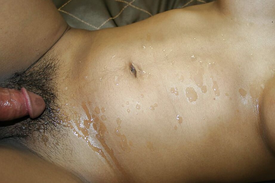 16P Transexual tailandesa peluda Ning disfrutando de una experiencia de montar una polla dura