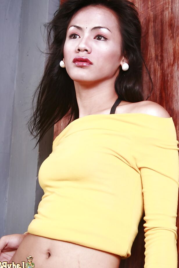 16P Pequeña ladyboy asiática Ar exponiendo su pecho plano mientras modela en solitario